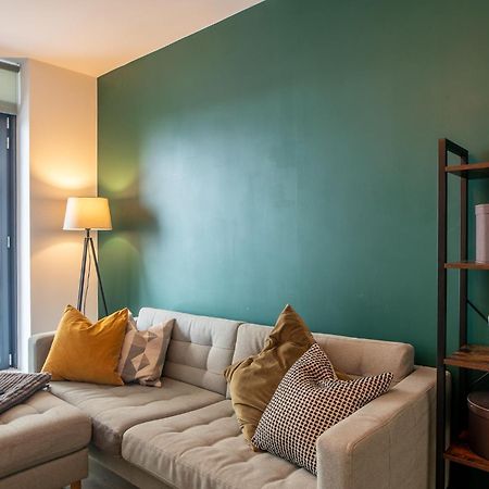 Modern And Spacious Apartment In Salford Quays Manchester Exterior foto