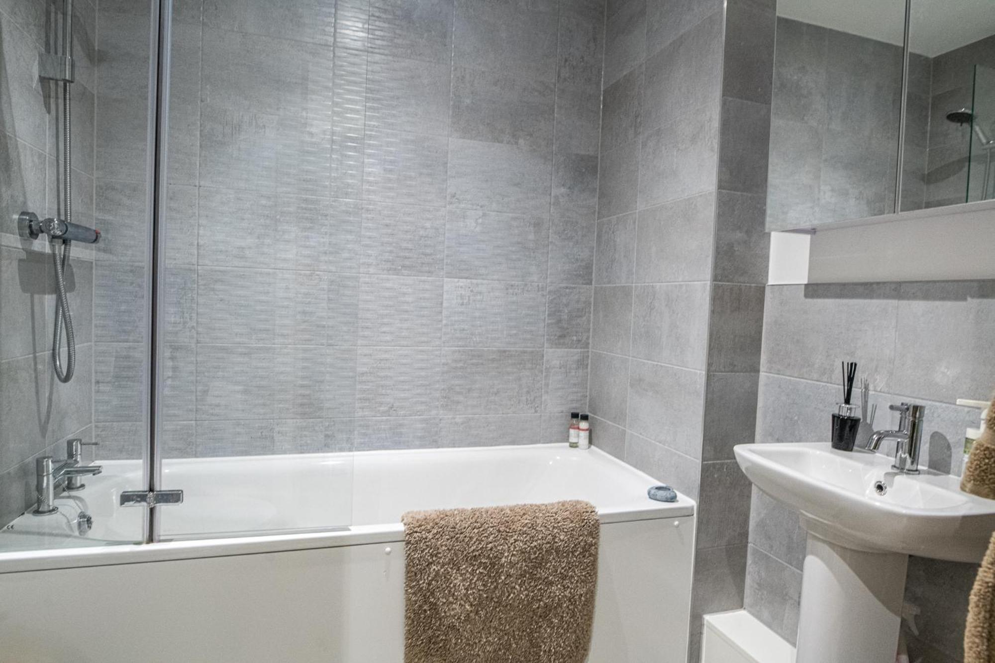 Modern And Spacious Apartment In Salford Quays Manchester Exterior foto