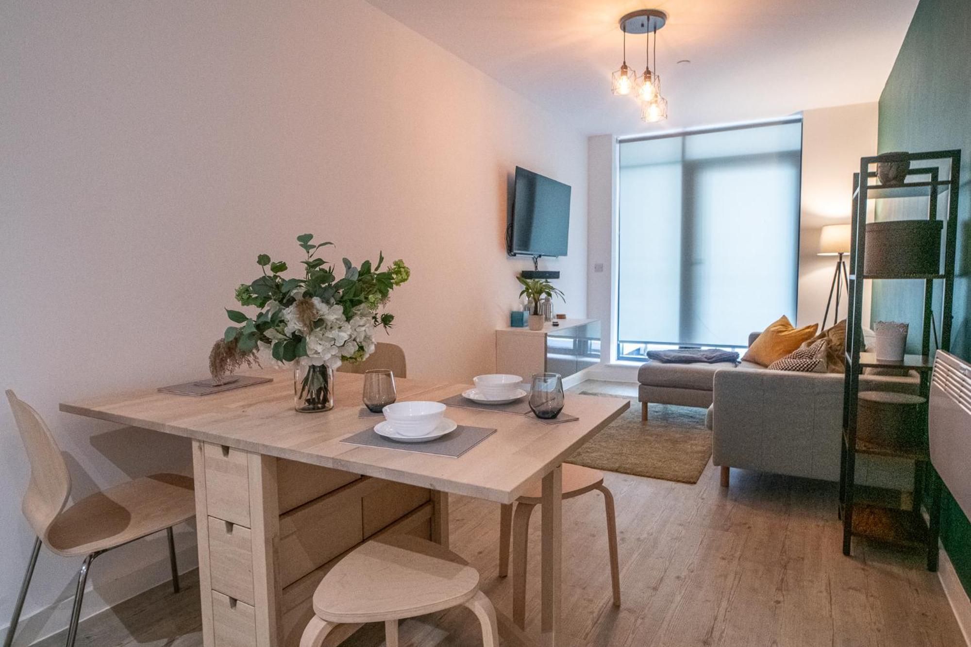 Modern And Spacious Apartment In Salford Quays Manchester Exterior foto