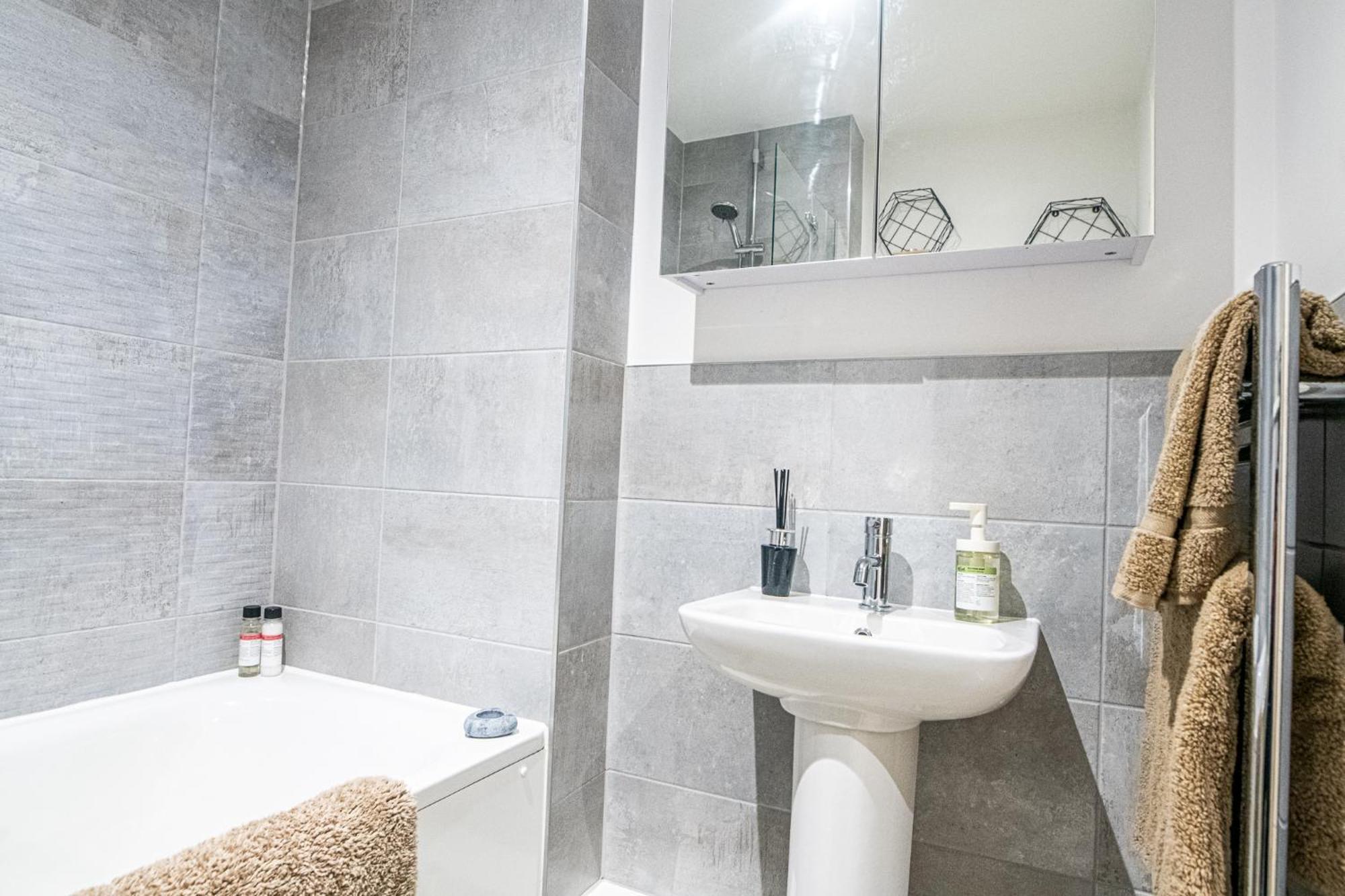 Modern And Spacious Apartment In Salford Quays Manchester Exterior foto