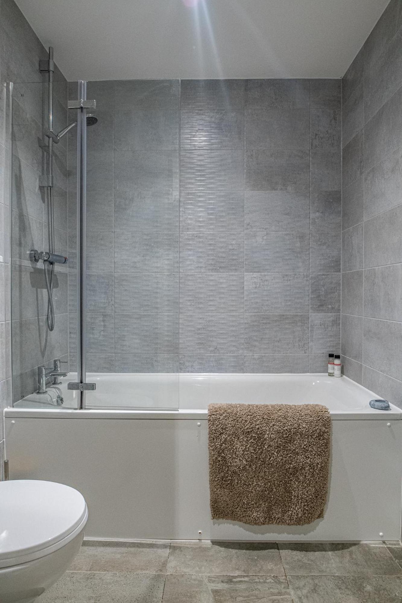 Modern And Spacious Apartment In Salford Quays Manchester Exterior foto